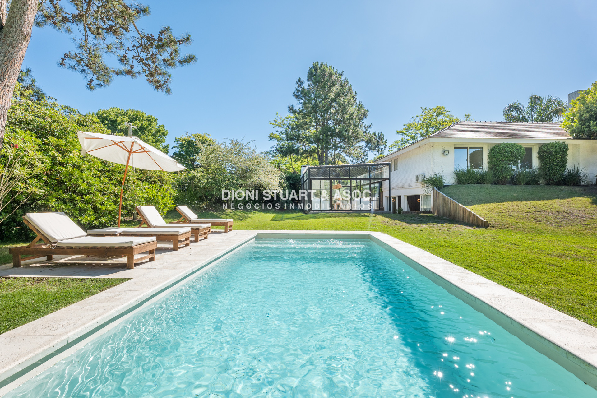 Casa ID.857 - CASA EN VENTA EN EL GOLF DE 4 DORMITORIOS Y DEP. - VISTA DIRECTA AL GOLF