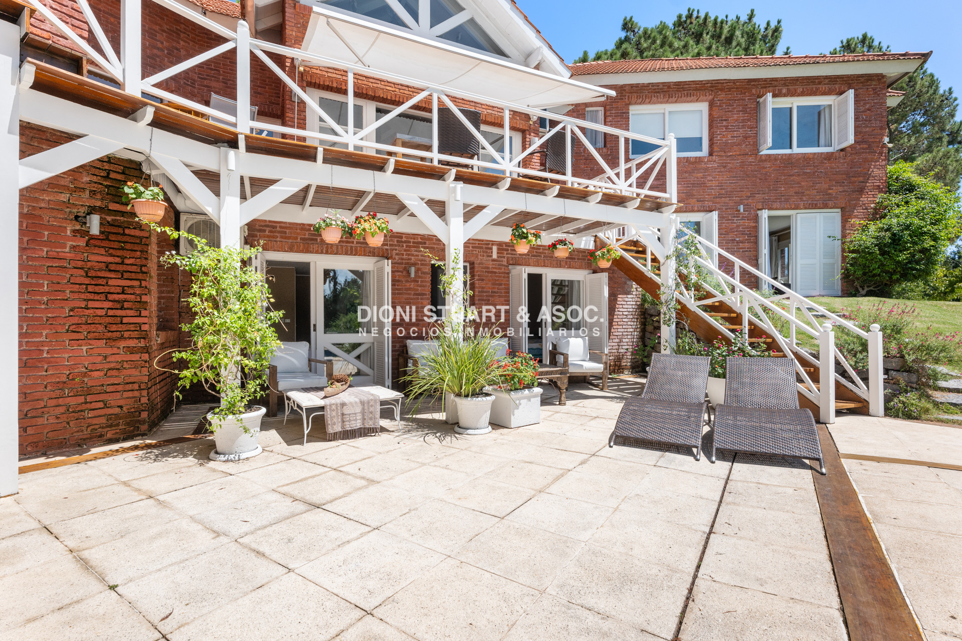 Casa ID.901 - CASA EN VENTA EN  EL GOLF CON 4 DORMITORIOS EN SUITE + DEP. - BARBACOA Y SAUNA - INCREIBLE