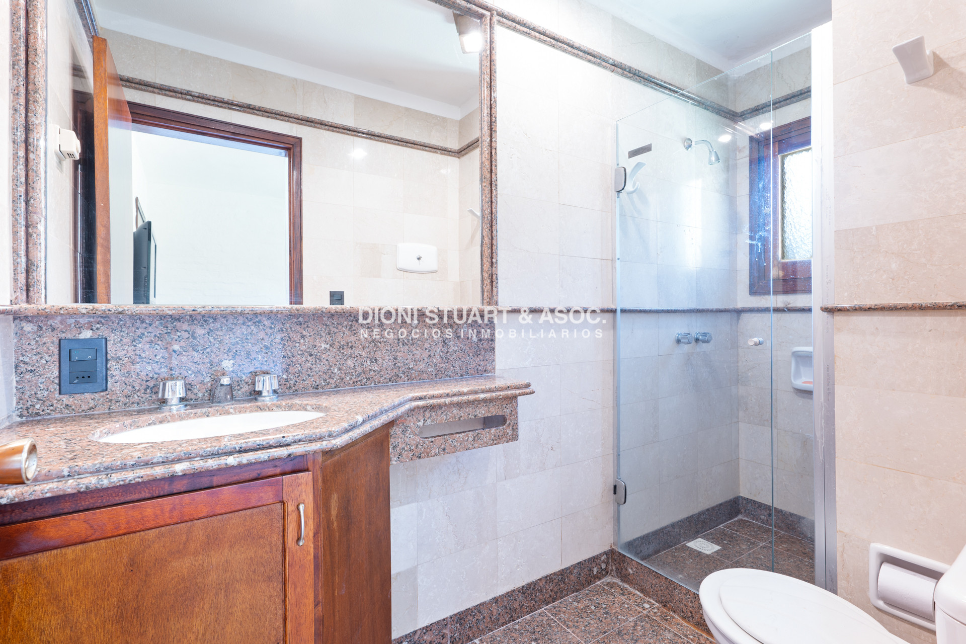 Casa ID.614 - CASA EN PINARES EN VENTA 5 DORMITORIOS EN SUITE CON PISCINA