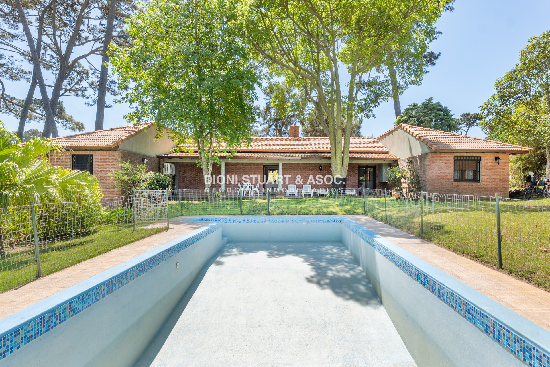 Casa ID.817 - CASA EN VENTA EN CANTEGRIL CON 3 DORMITORIOS Y DEPENDENCIA + PISCINA