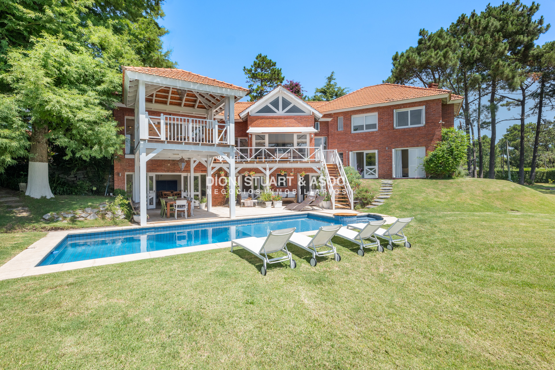 Casa ID.901 - CASA EN VENTA EN  EL GOLF CON 4 DORMITORIOS EN SUITE + DEP. - BARBACOA Y SAUNA - INCREIBLE
