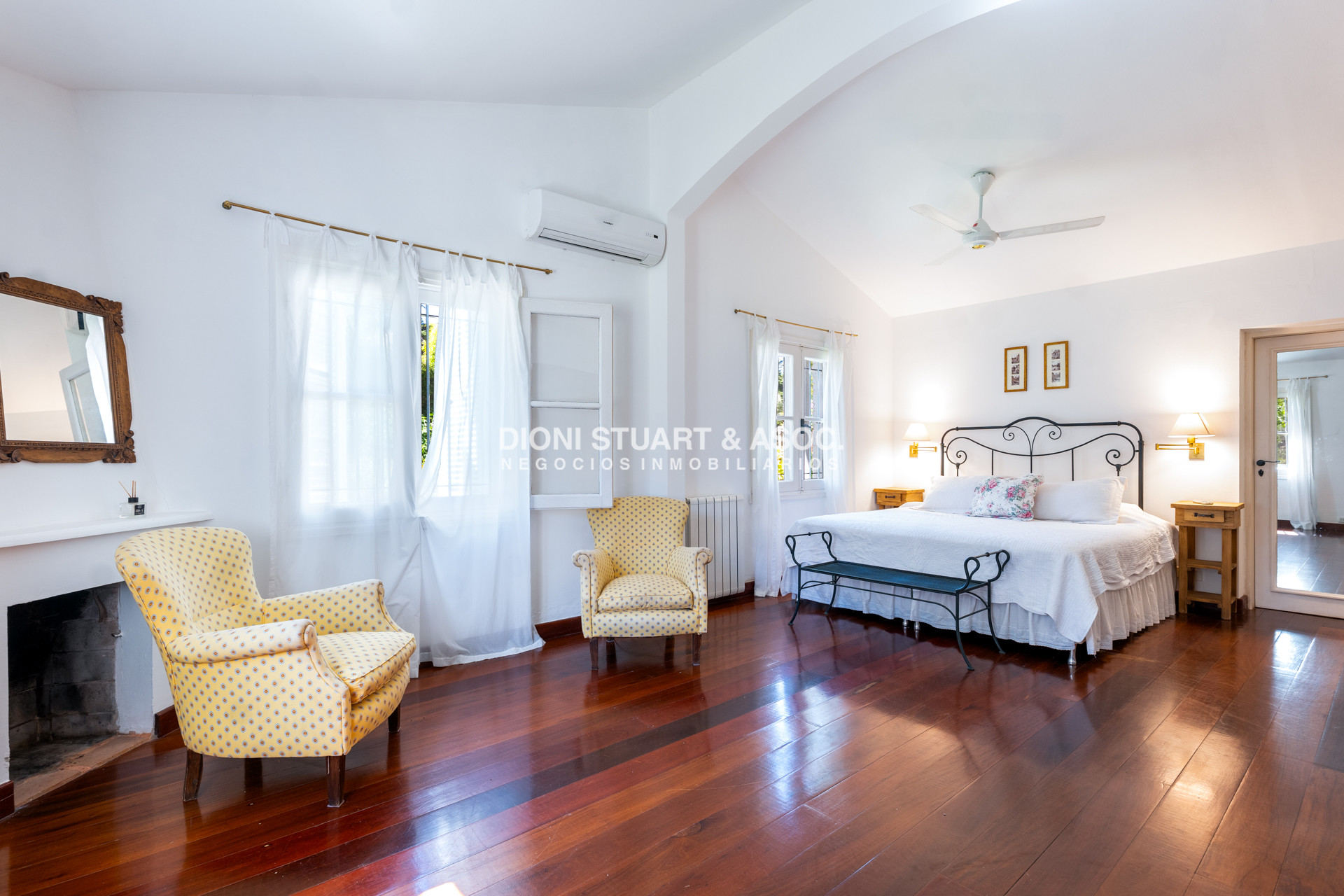 Casa ID.930 - CASA EN VENTA EN SAN RAFAEL CERCA DEL MAR 5 DORMITORIOS + DEPENDENCIA CON PISCINA - ARQ. RAVAZZANI