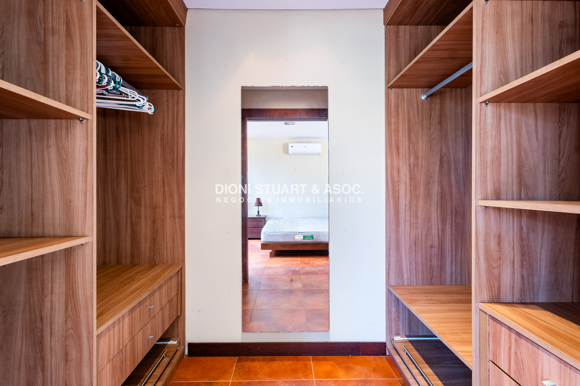 Casa ID.762 - CASA EN VENTA EN MONTOYA CERCA DEL MAR CON 5 DORMITORIOS - LA BARRA