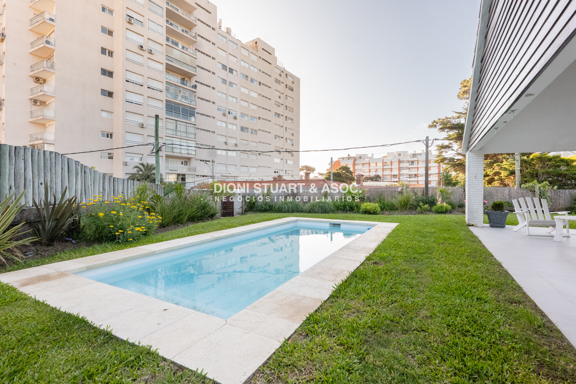 Casa ID.828 - CASA EN ALQUILER CON 5 DORMITORIOS FRENTE AL MAR CON PISCINA - IMPONENTE