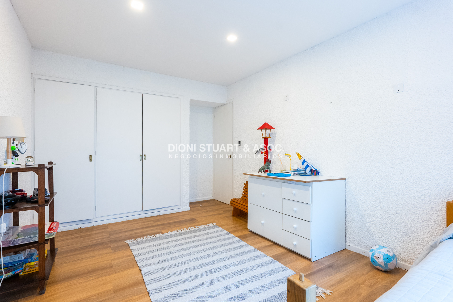 Casa ID.828 - CASA EN ALQUILER CON 5 DORMITORIOS FRENTE AL MAR CON PISCINA - IMPONENTE