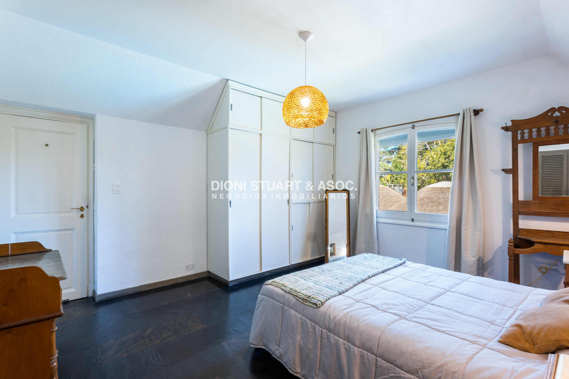 Casa ID.766 - CASA EN VENTA EN PLAYA MANSA CON PISCINA EXCELENTE CONSTRUCCIÓN