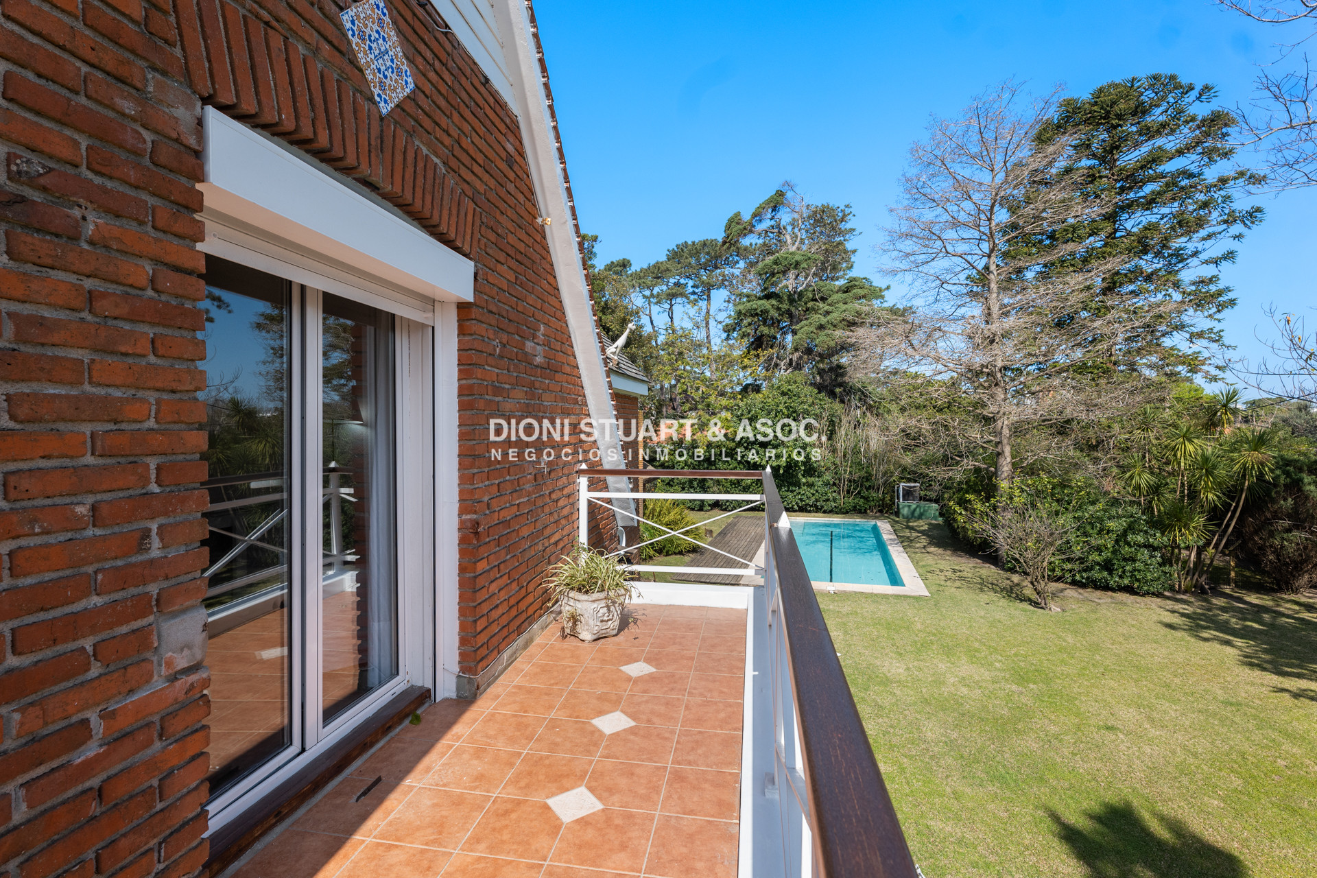 Casa ID.766 - CASA EN VENTA EN PLAYA MANSA CON PISCINA EXCELENTE CONSTRUCCIÓN