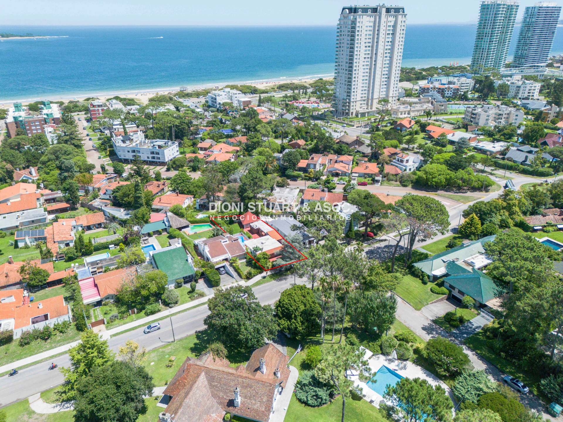 Casa ID.908 - CASA EN VENTA EN PLAYA MANSA CON 5 DORMITORIOS - RECICLADA - CON PISCINA
