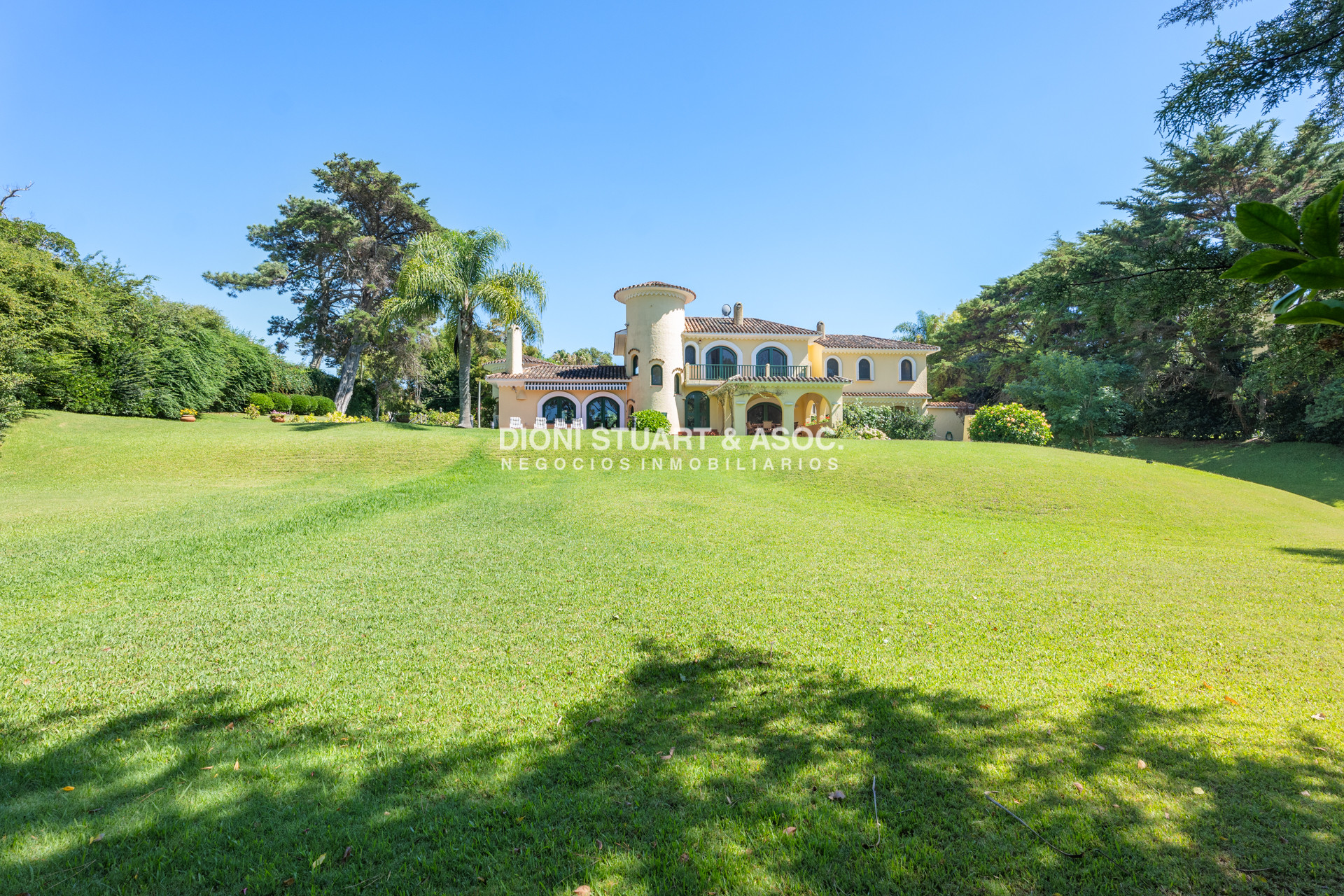 Casa ID.906 - CASA EN ALQUILER ANUAL SAN RAFAEL - EL GOLF - 3 DORMITORIOS EN SUITE + DEP. - PISCINA