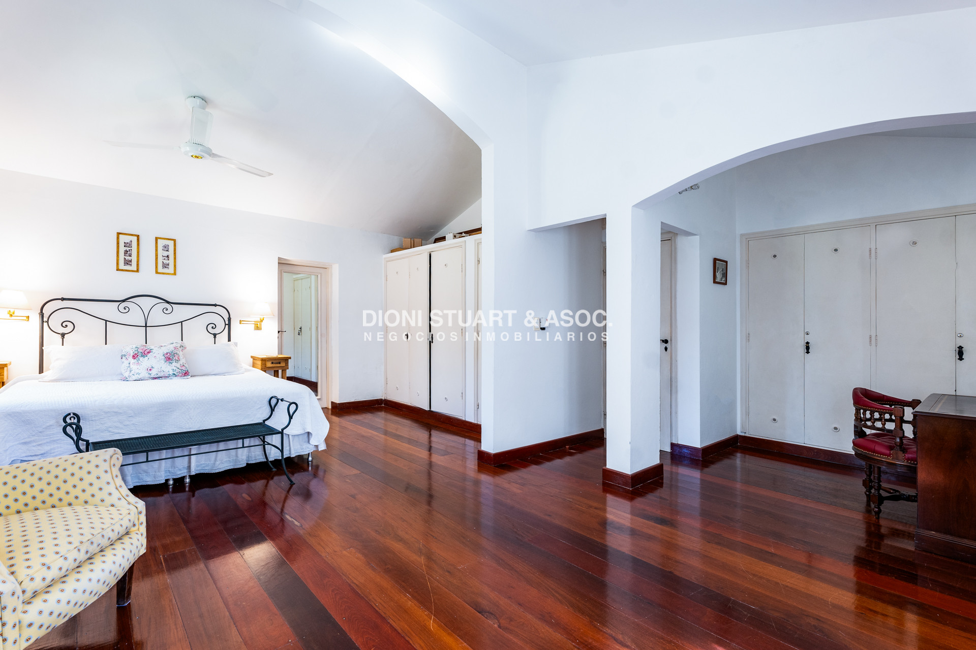 Casa ID.930 - CASA EN VENTA EN SAN RAFAEL CERCA DEL MAR 5 DORMITORIOS + DEPENDENCIA CON PISCINA - ARQ. RAVAZZANI
