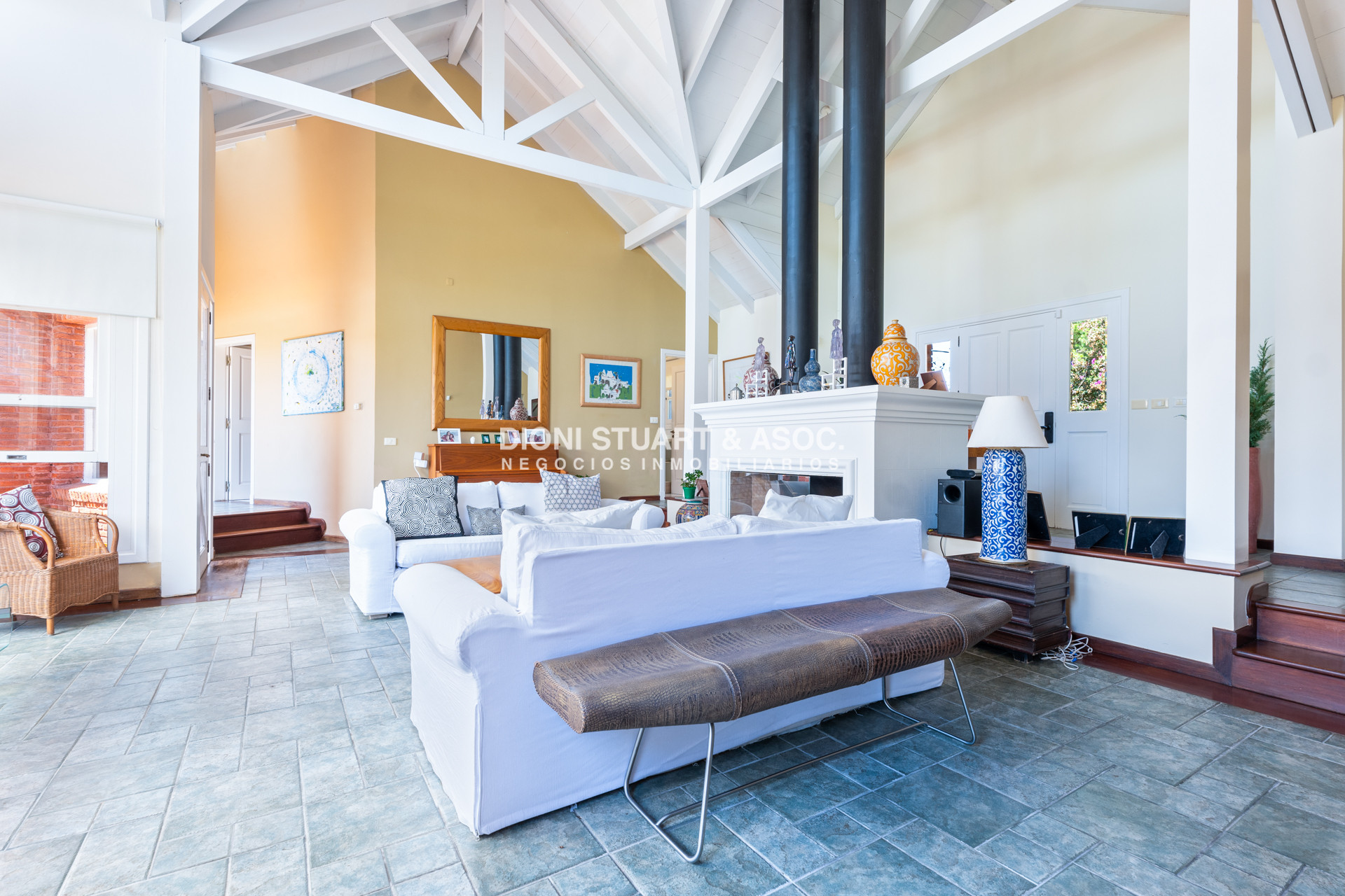 Casa ID.901 - CASA EN VENTA EN  EL GOLF CON 4 DORMITORIOS EN SUITE + DEP. - BARBACOA Y SAUNA - INCREIBLE