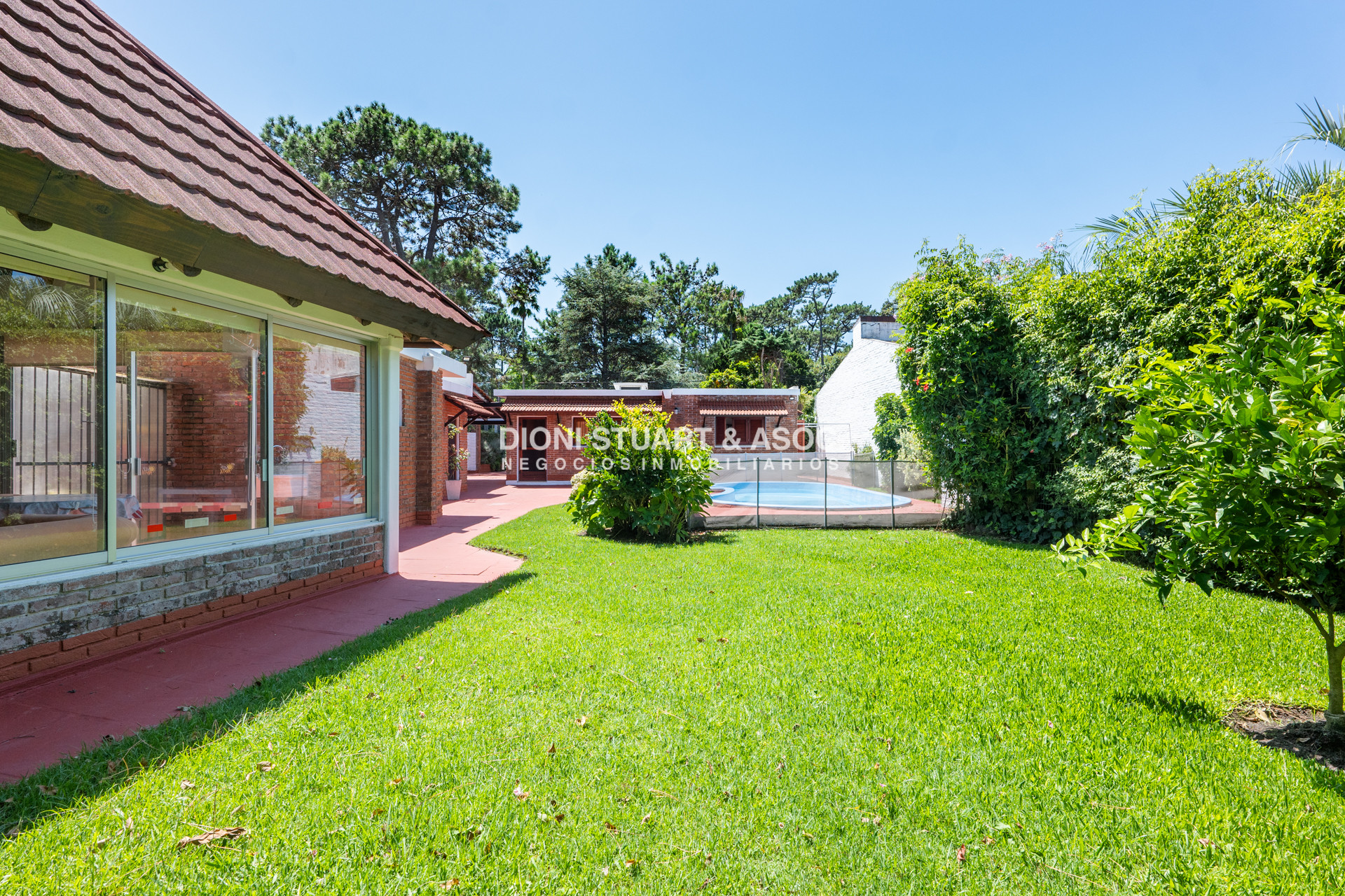 Casa ID.908 - CASA EN PLAYA MANSA - 5 DORMITORIOS - 5 BAÑOS - RECICLADA - CON PISCINA