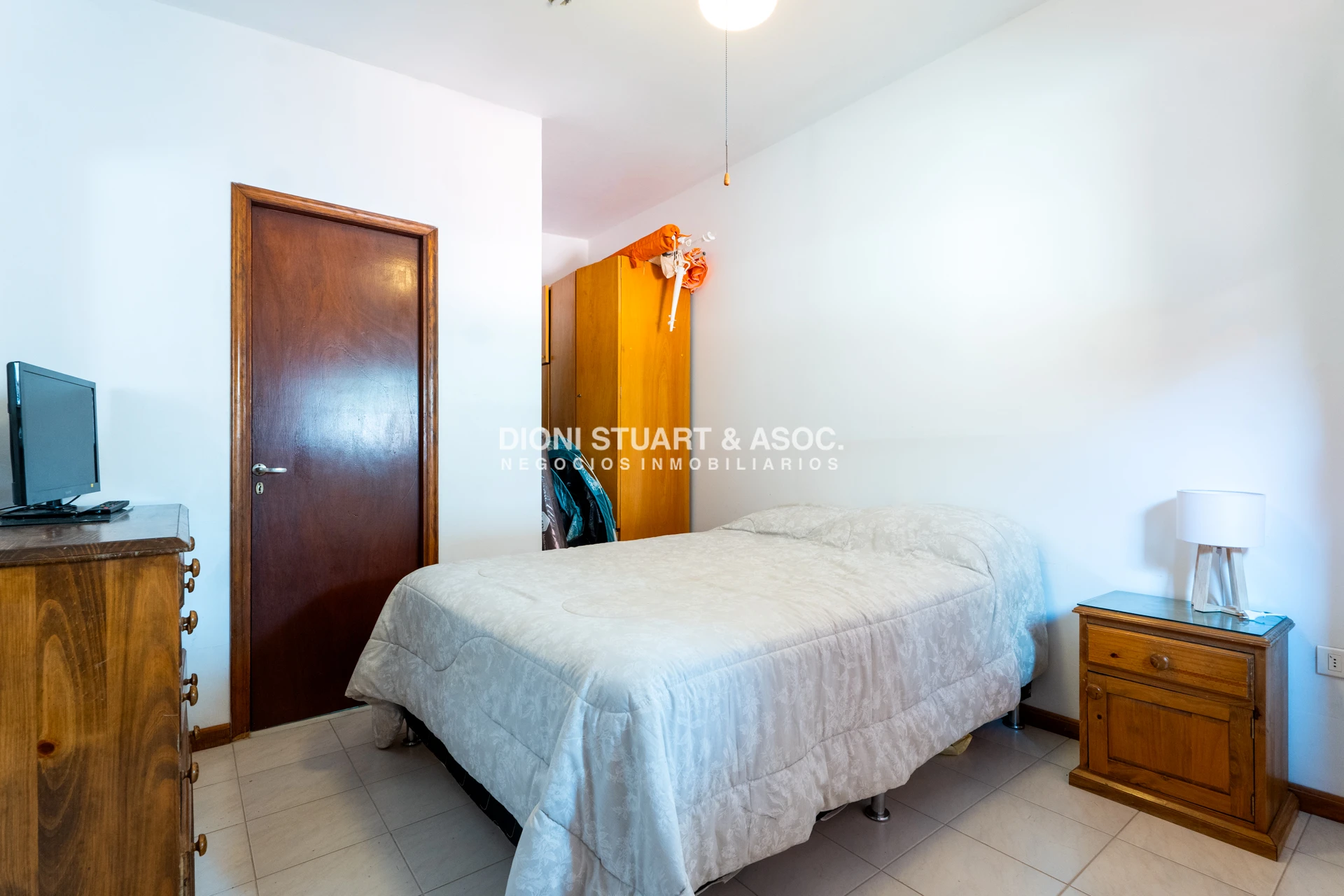 Casa ID.908 - CASA EN VENTA EN PLAYA MANSA CON 5 DORMITORIOS - RECICLADA - CON PISCINA