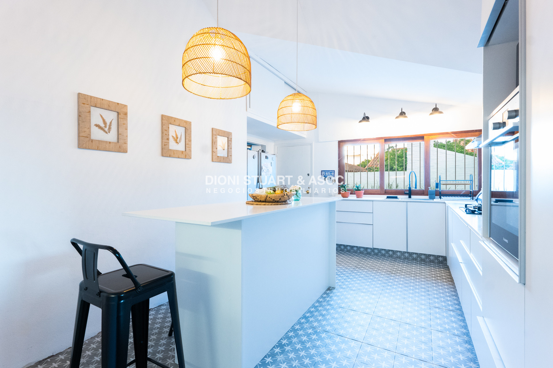 Casa ID.828 - CASA EN ALQUILER CON 5 DORMITORIOS FRENTE AL MAR CON PISCINA - IMPONENTE