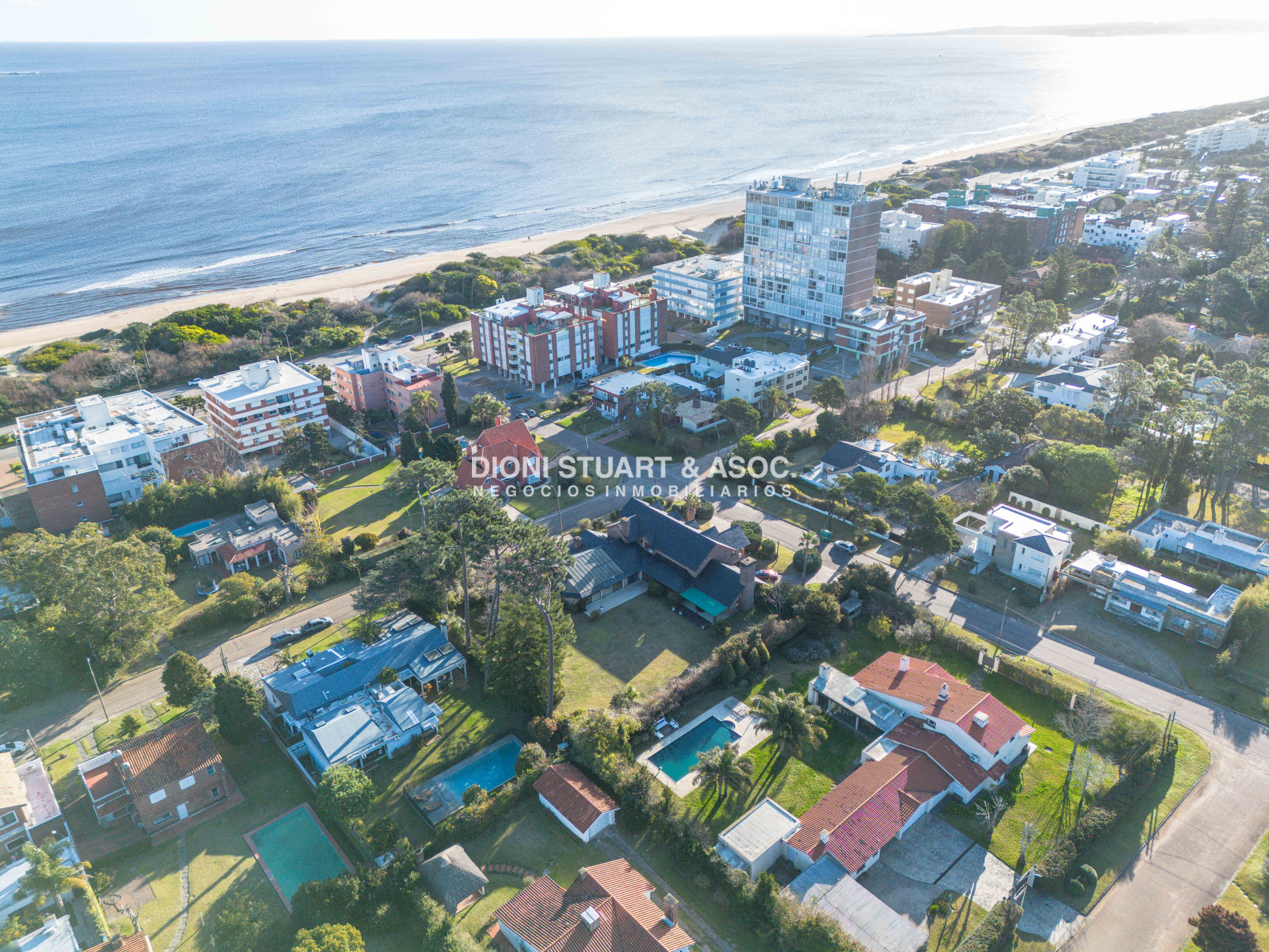Casa ID.1057 - VENTA CASA 7 DORMITORIOS PLAYA MANSA A 1 CUADRA DEL MAR