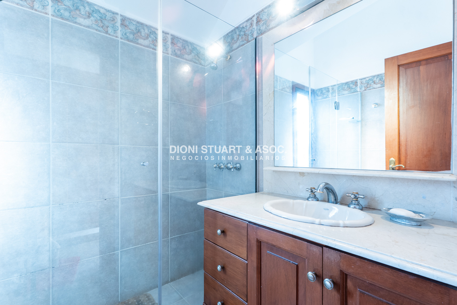 Casa ID.1057 - VENTA CASA 7 DORMITORIOS PLAYA MANSA A 1 CUADRA DEL MAR