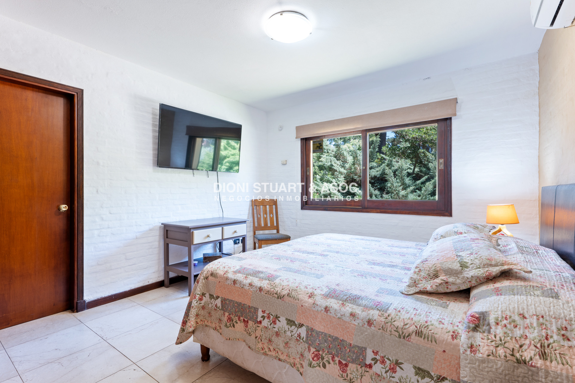Casa ID.614 - CASA EN PINARES EN VENTA 5 DORMITORIOS EN SUITE CON PISCINA