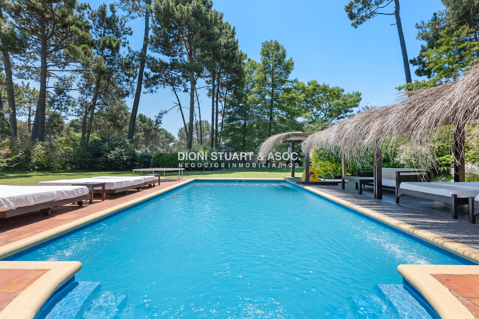 Casa ID.614 - CASA EN PINARES EN VENTA 5 DORMITORIOS EN SUITE CON PISCINA