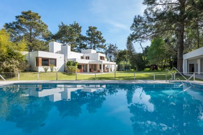 VENTA CASA EN EL GOLF - 5 DORMITORIOS + DEPENDENCIA - MEGA BARBACOA