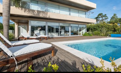 MODERNA CASA EN VENTA FRENTE A LA LAGUNA DEL DIARIO