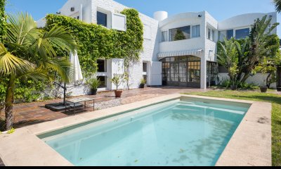 CASA EN VENTA EN LA PENINSULA PUNTA DEL ESTE CON 4 DORMITORIOS