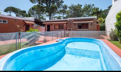 CASA EN VENTA EN PLAYA MANSA CON 5 DORMITORIOS - RECICLADA - CON PISCINA