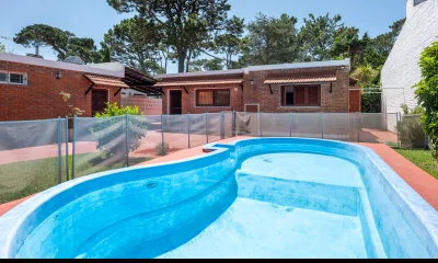 CASA EN VENTA EN PLAYA MANSA CON 5 DORMITORIOS - RECICLADA - CON PISCINA