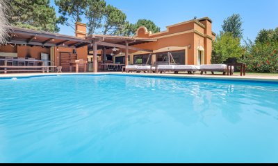 CASA EN PINARES EN VENTA 5 DORMITORIOS EN SUITE CON PISCINA