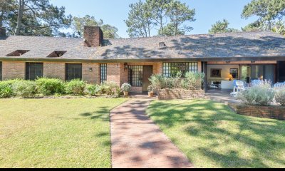 CASA EN EL GOLF DE 6 DORMITORIOS - EXCELENTE CONSTRUCCIÓN