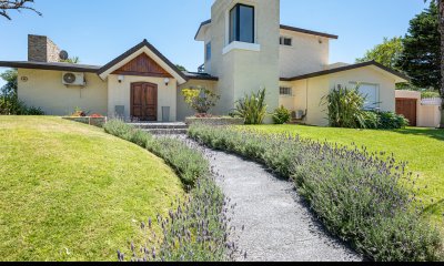 INCREIBLE CASA EN VENTA CERCA DEL MAR EN PLAYA MANSA - 4 DORMITORIOS Y DEP. - PISCINA Y BARBACOA