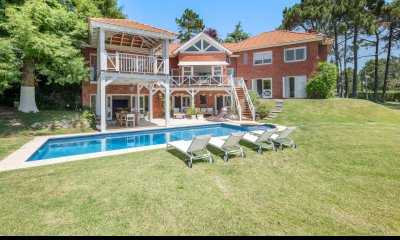CASA EN VENTA EN  EL GOLF CON 4 DORMITORIOS EN SUITE + DEP. - BARBACOA Y SAUNA - INCREIBLE