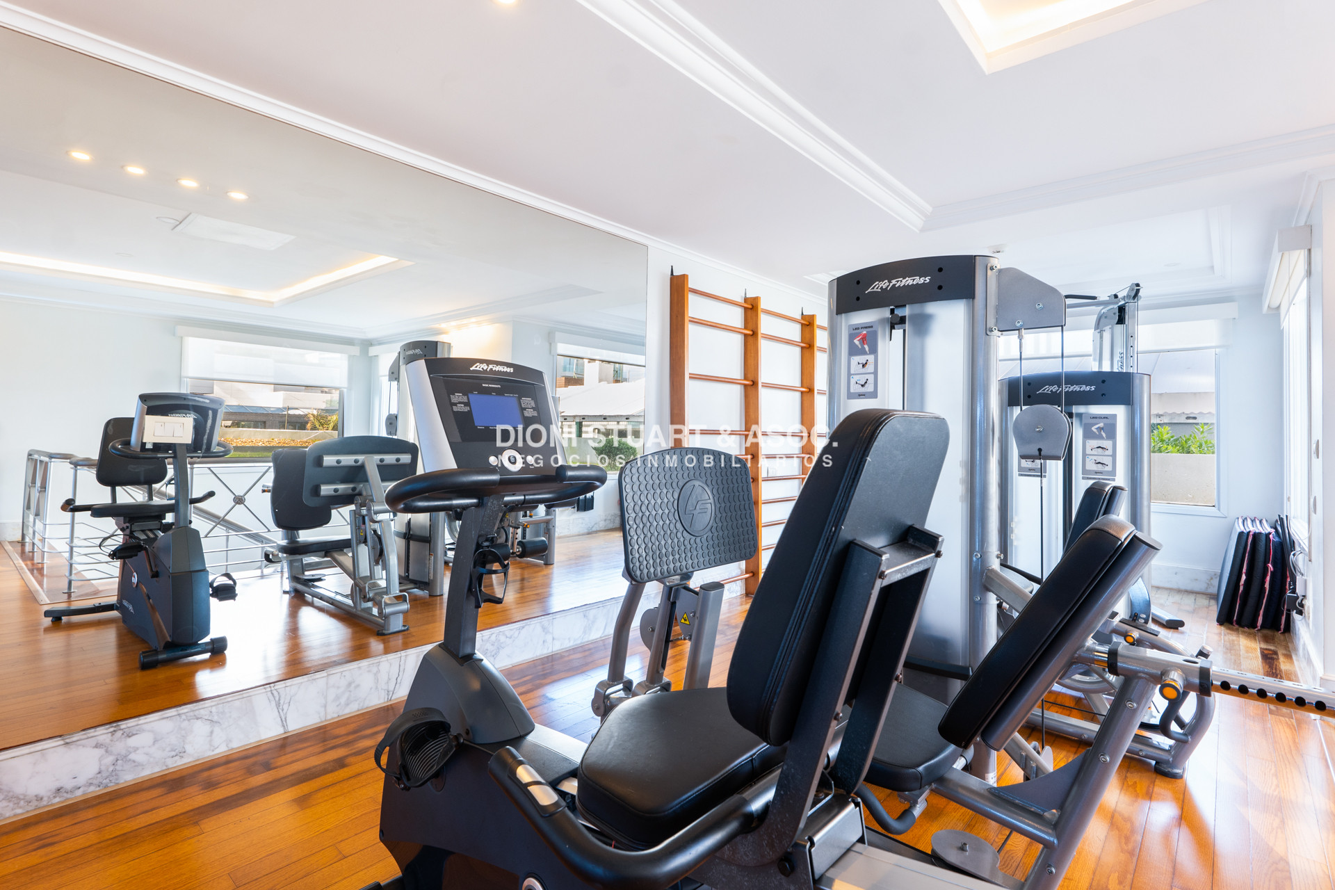 Apartamento ID.844 - Apartamento en Beverly Tower - Alquiler de Temporada - 3 Dorm en suite + Dep.