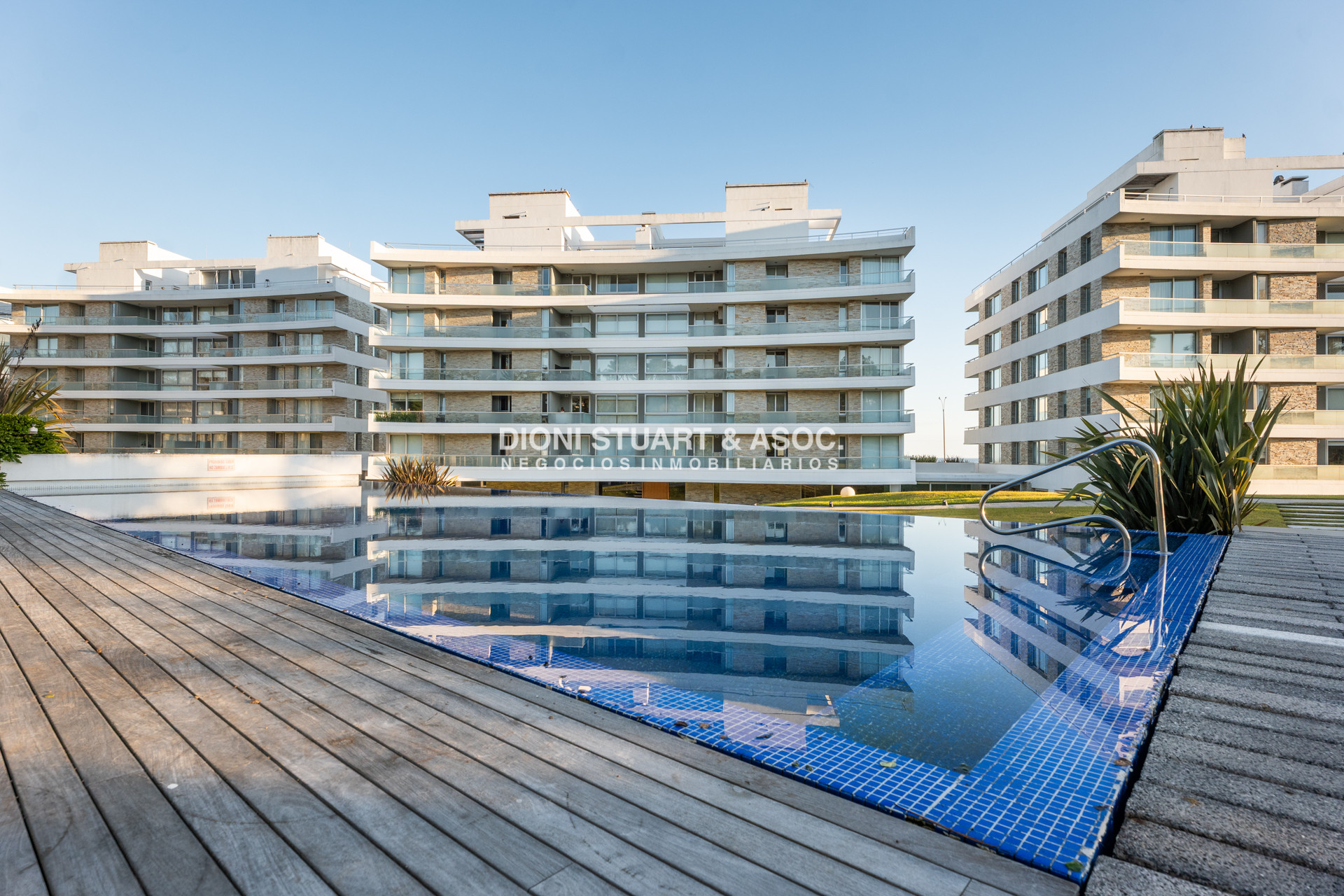 Apartamento ID.1017 - APARTAMENTO EN VENTA - PLAYA MANSA - LUMIERE - ESQUIENRO - 3 DORM + DEP. SERV