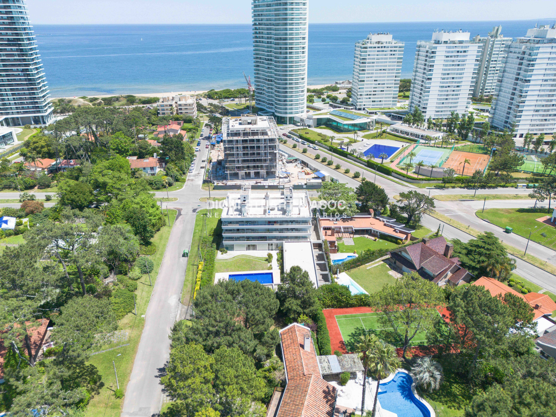 Apartamento ID.820 - APARTAMENTO EN VENTA EN PLAYA MANSA DE 2 DORMITORIOS CON PARRILLERO