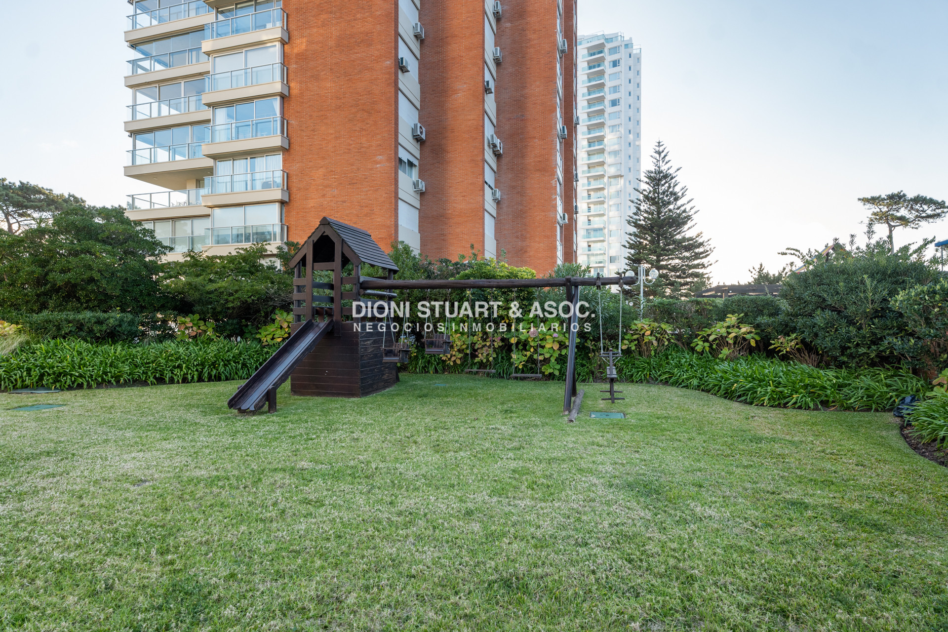 Apartamento ID.978 - APARTAMENTO EN VENTA EN EDIFICIO IMARANGATU - 3 DORM + DEP. CON PARRILLERO