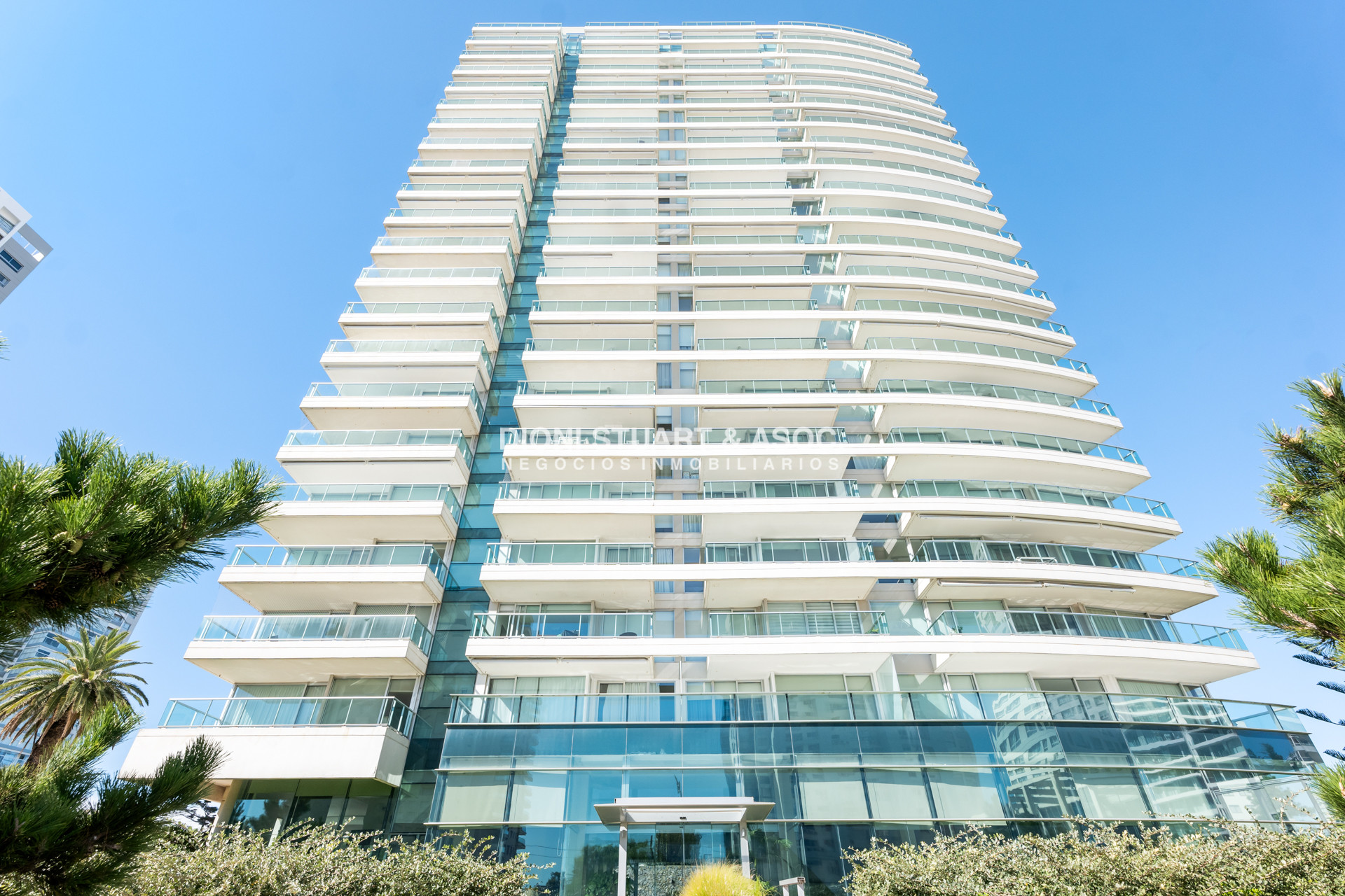 Apartamento ID.938 - GALA TOWER DEPARTAMENTO ESQUINERO 3 DORMITORIOS VISTA AL MAR - PLAYA MANSA - CON PARRILLERO