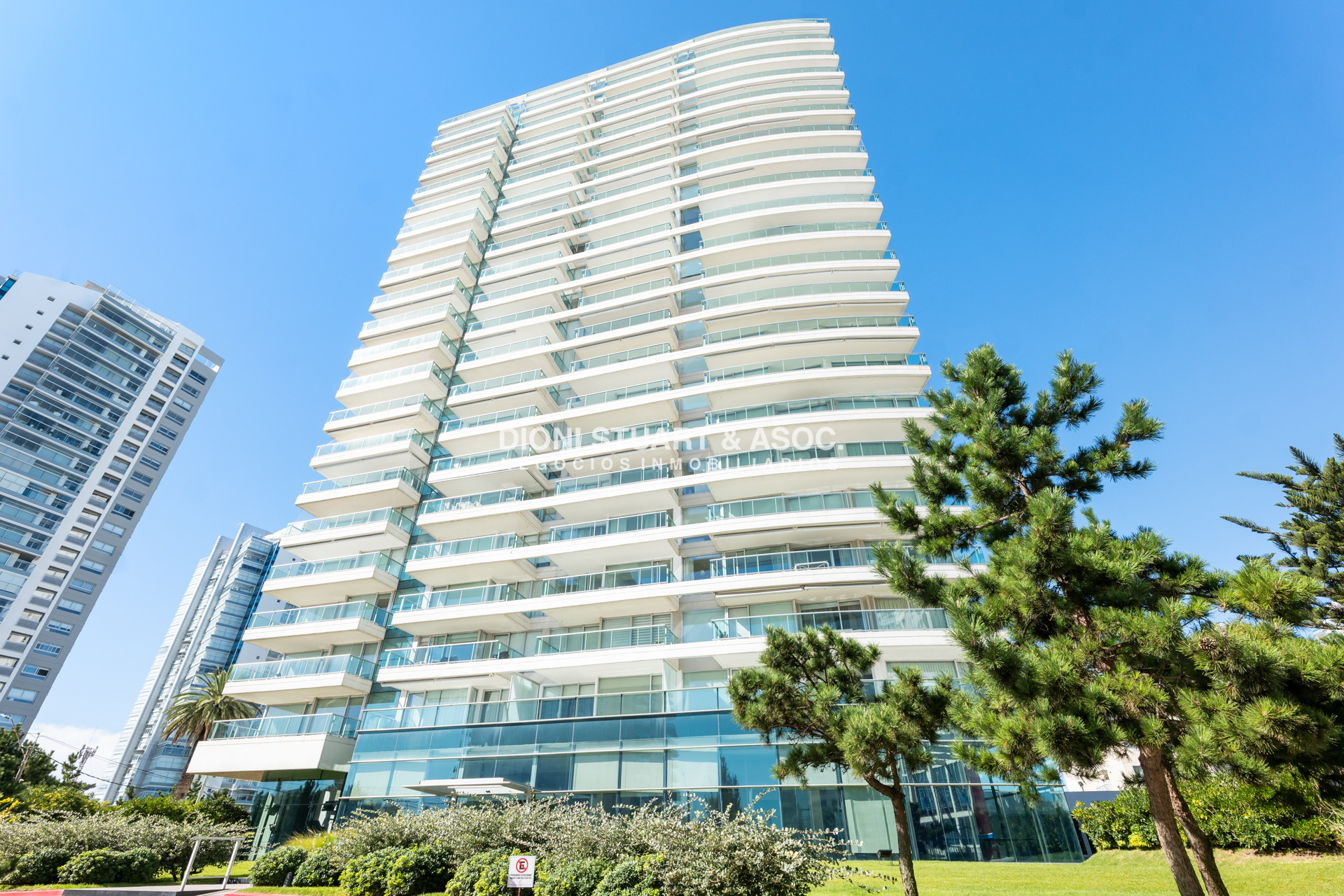 Apartamento ID.938 - GALA TOWER DEPARTAMENTO ESQUINERO 3 DORMITORIOS VISTA AL MAR - PLAYA MANSA - CON PARRILLERO