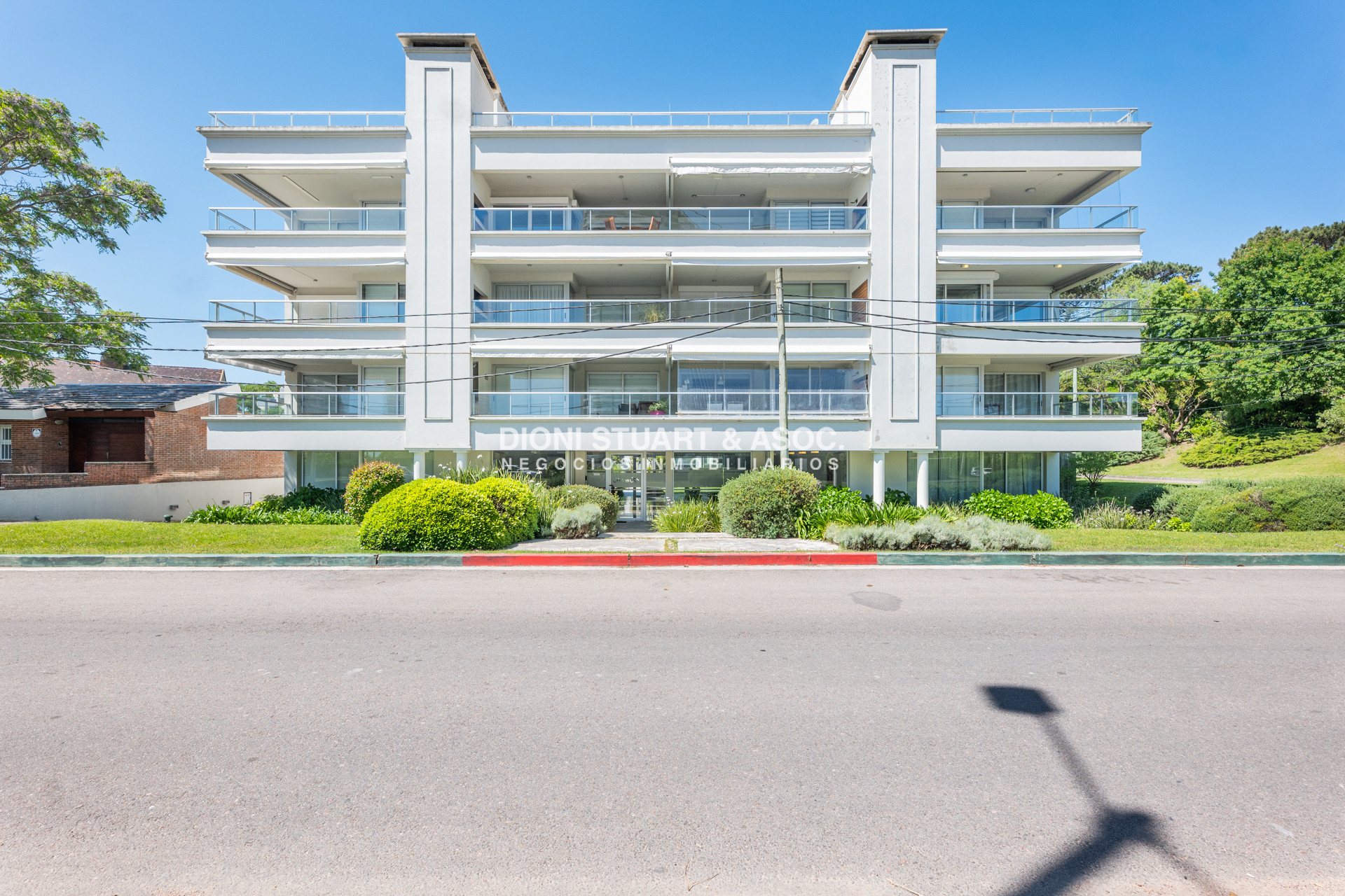 Apartamento ID.820 - APARTAMENTO EN VENTA EN PLAYA MANSA DE 2 DORMITORIOS CON PARRILLERO