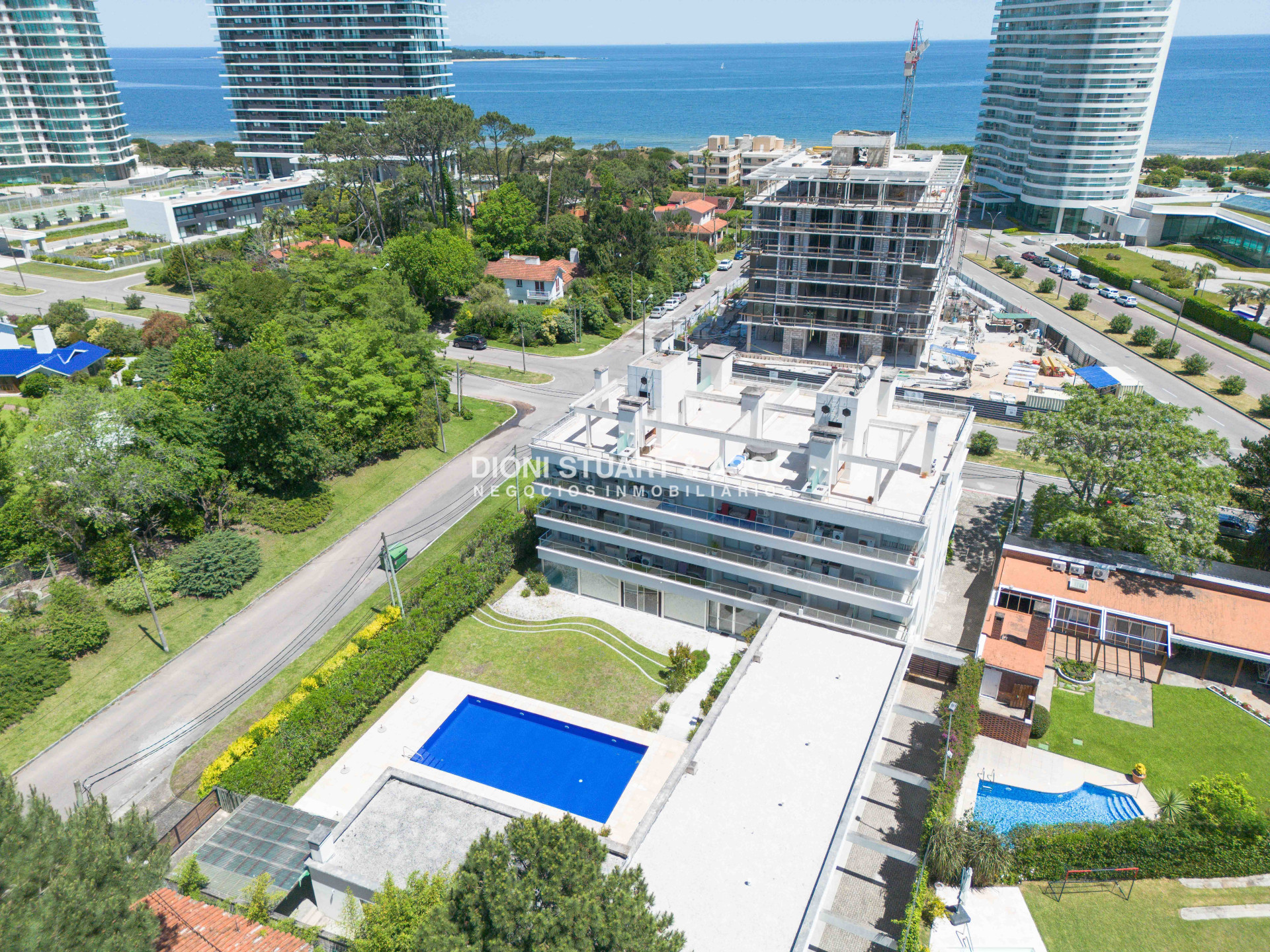 Apartamento ID.820 - APARTAMENTO EN VENTA EN PLAYA MANSA DE 2 DORMITORIOS CON PARRILLERO