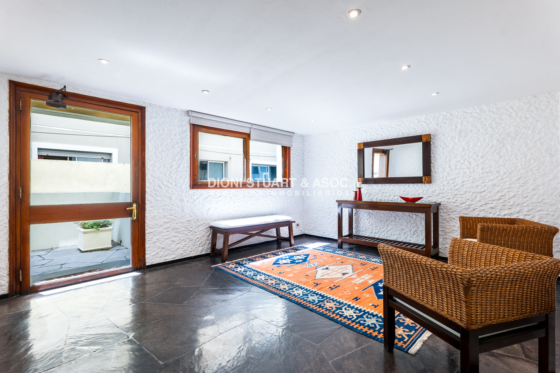 Apartamento ID.920 - DEPARTAMENTO EN VENTA FRENTE AL MAR - CON PARRILLERO - 3 DORMITORIOS - RECICLADO - PENINSULA - PUNTA DEL ESTE