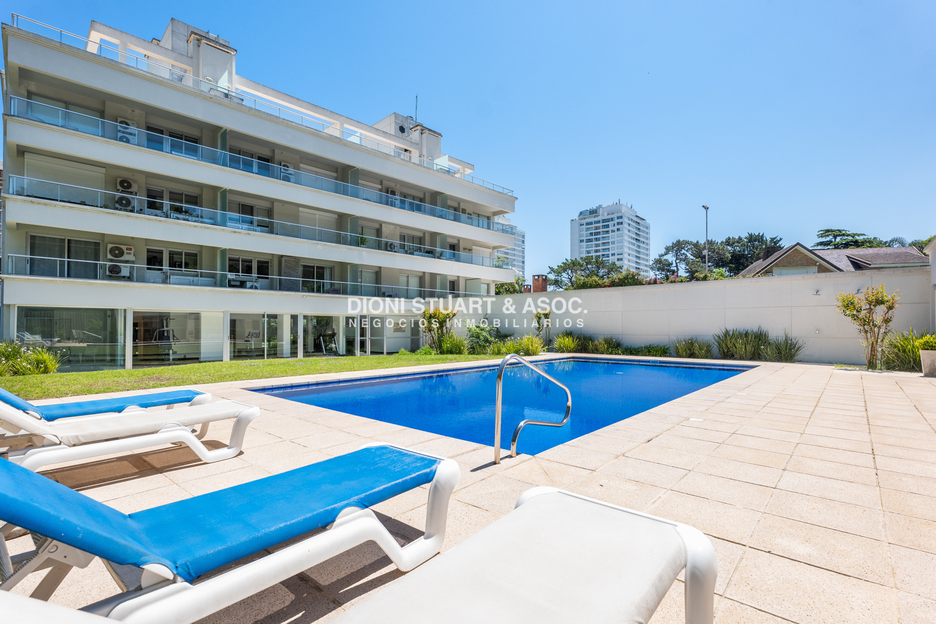 Apartamento ID.820 - APARTAMENTO EN VENTA EN PLAYA MANSA DE 2 DORMITORIOS CON PARRILLERO