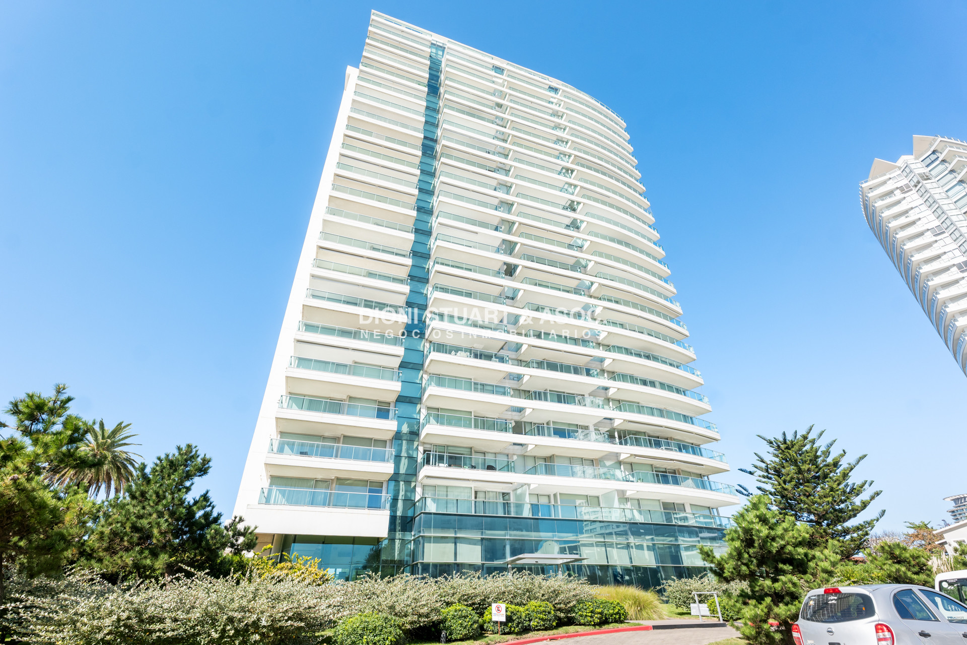 Apartamento ID.938 - GALA TOWER DEPARTAMENTO ESQUINERO 3 DORMITORIOS VISTA AL MAR - PLAYA MANSA - CON PARRILLERO