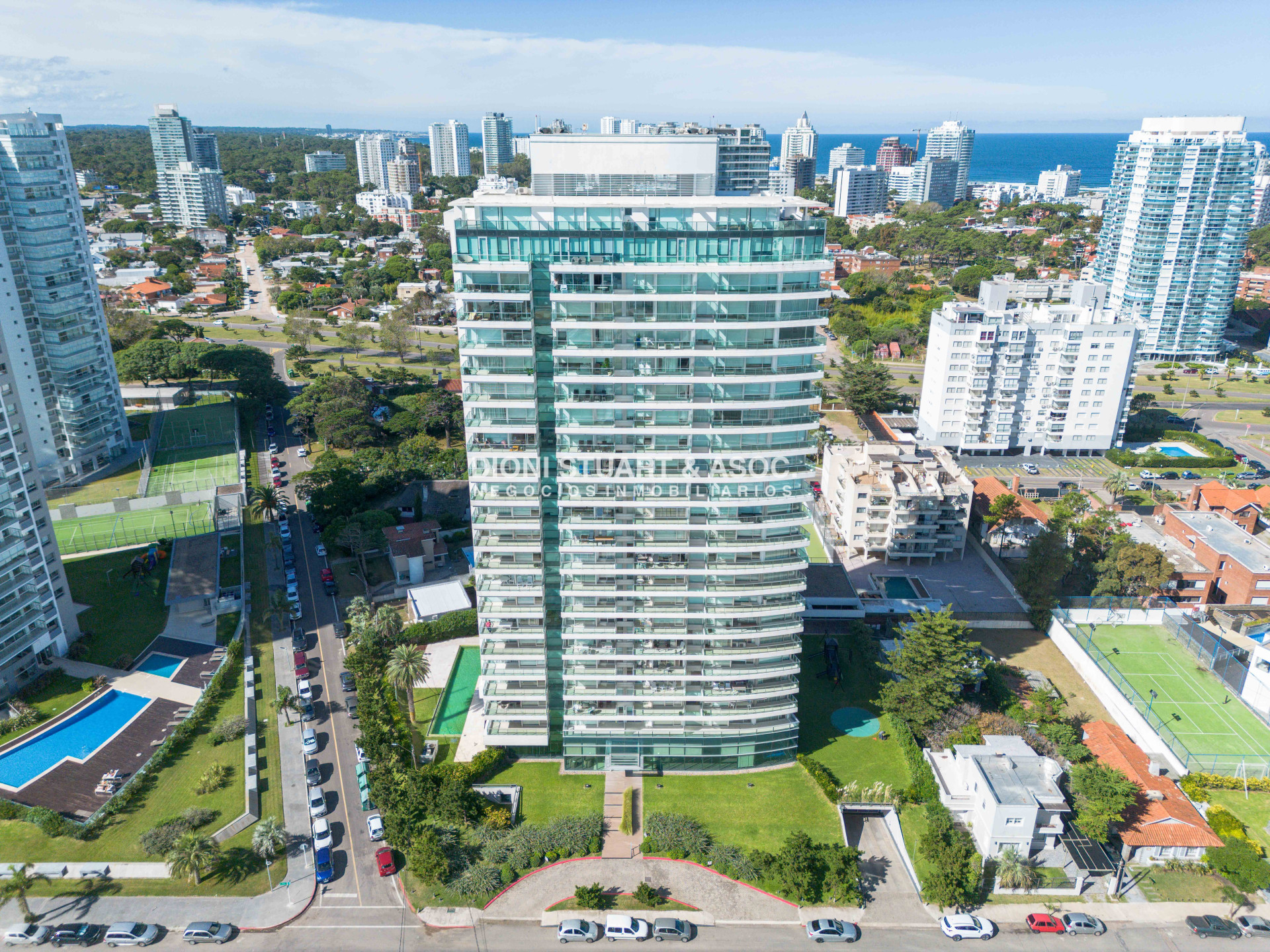 Apartamento ID.938 - GALA TOWER DEPARTAMENTO ESQUINERO 3 DORMITORIOS VISTA AL MAR - PLAYA MANSA - CON PARRILLERO