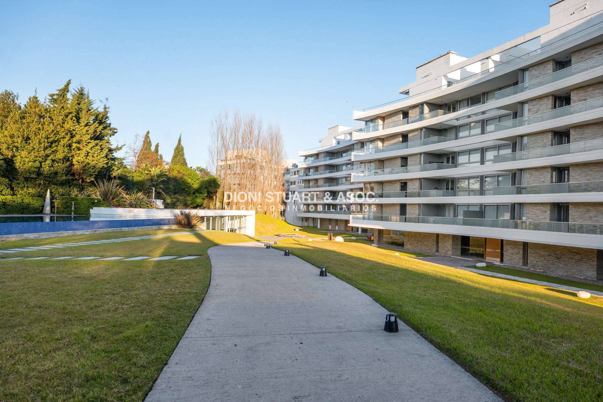 Apartamento ID.1017 - APARTAMENTO EN VENTA - PLAYA MANSA - LUMIERE - ESQUIENRO - 3 DORM + DEP. SERV