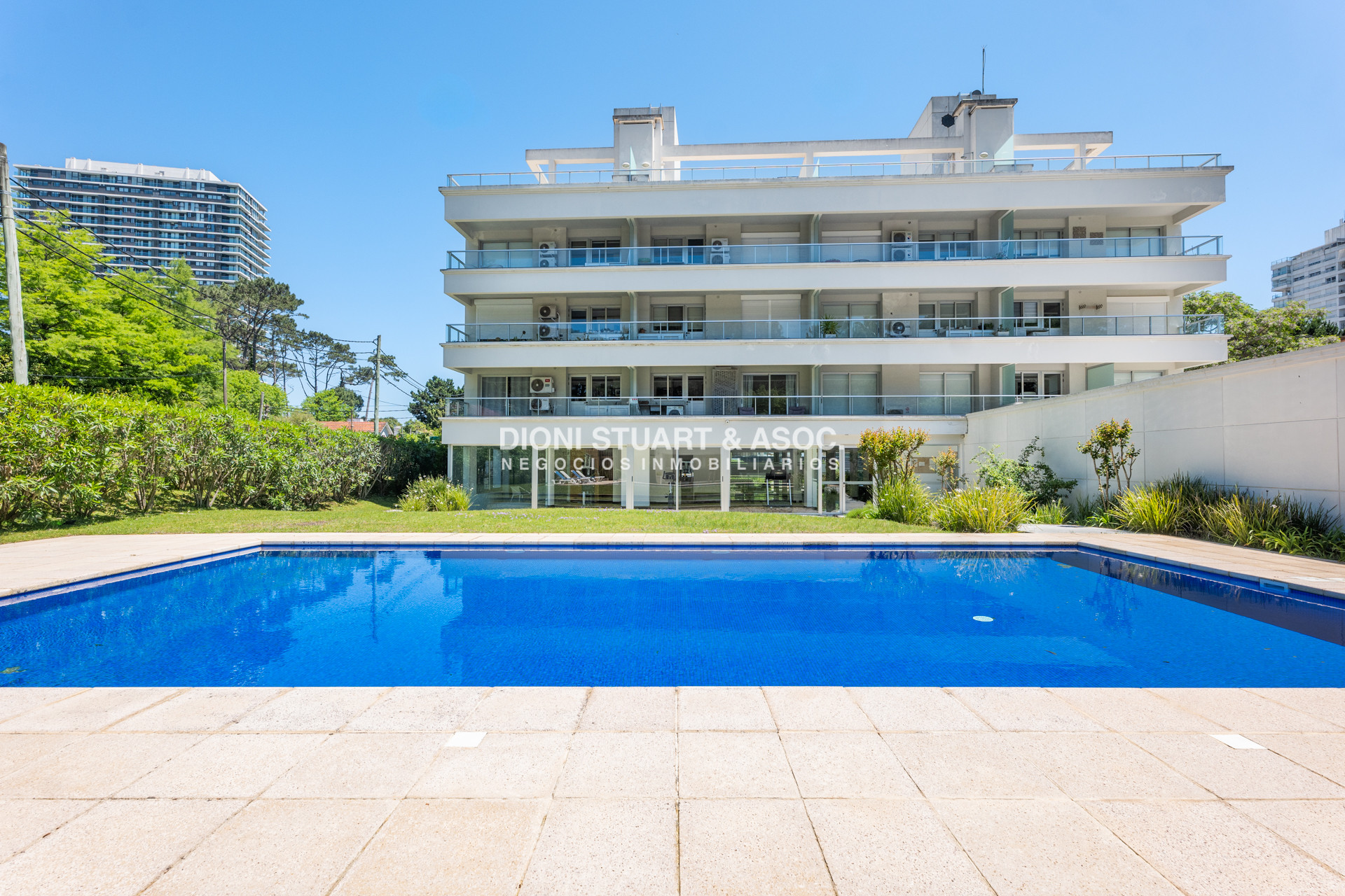 Apartamento ID.820 - APARTAMENTO EN VENTA EN PLAYA MANSA DE 2 DORMITORIOS CON PARRILLERO
