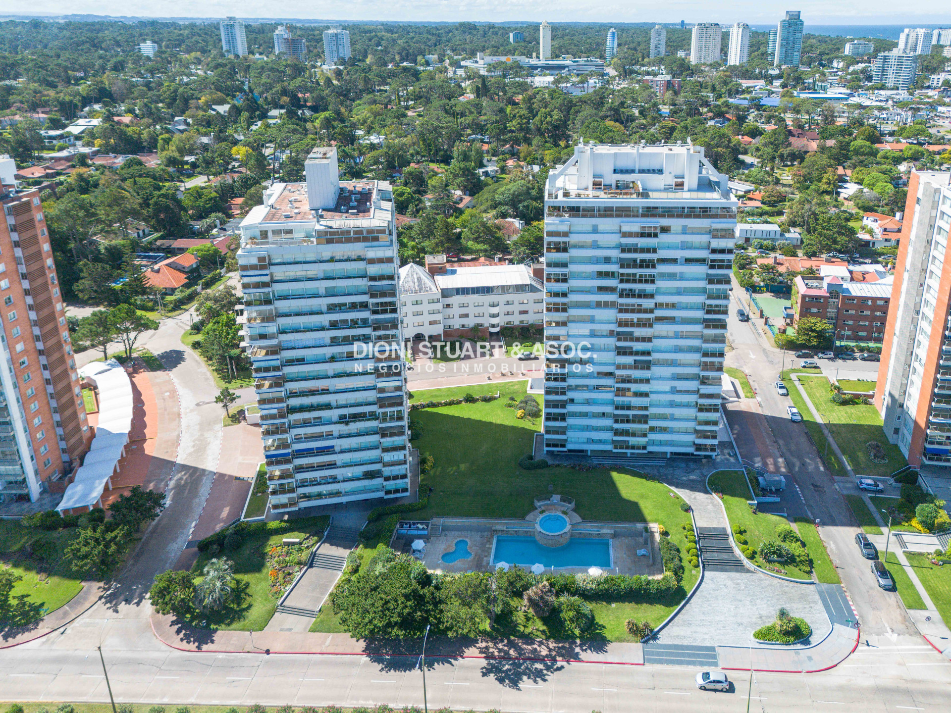 Apartamento ID.935 - DEPARTAMENTO EN VENTA FRENTE AL MAR DE 2 DORMITORIOS Y DEPENDENCIA DE SERVICIO RECICLADO EN TUNQUELEN I - PRIMERA LINEA PLAYA MANSA