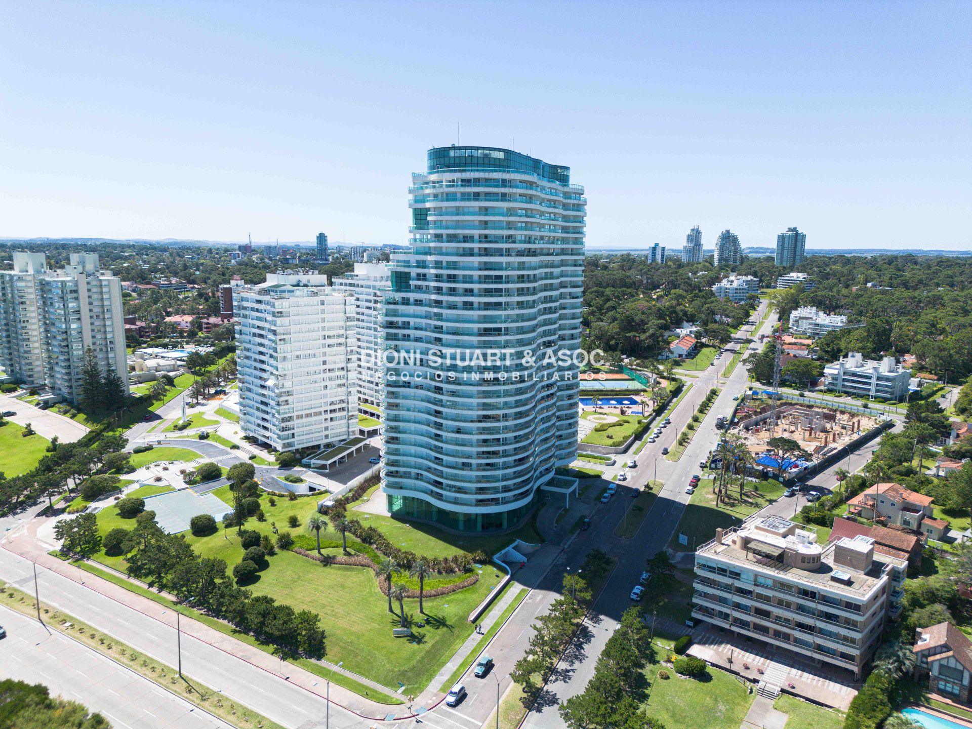 Apartamento ID.910 - DEPARTAMENTO DUPLEX EN AQUARELA - PLAYA MANSA - 4 DORM EN SUITE + DEPENDENCIA
