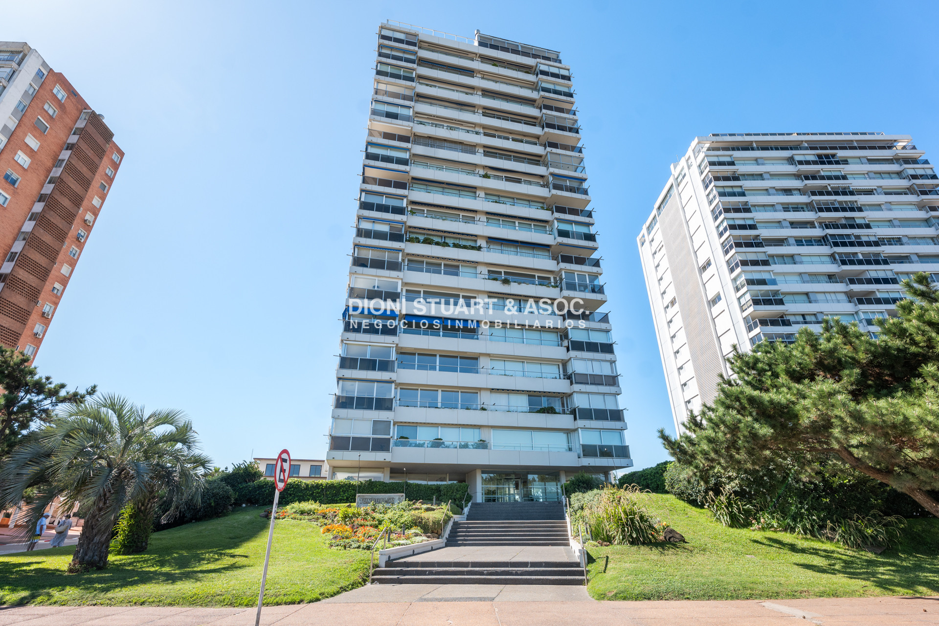 Apartamento ID.935 - DEPARTAMENTO EN VENTA FRENTE AL MAR DE 2 DORMITORIOS Y DEPENDENCIA DE SERVICIO RECICLADO EN TUNQUELEN I - PRIMERA LINEA PLAYA MANSA