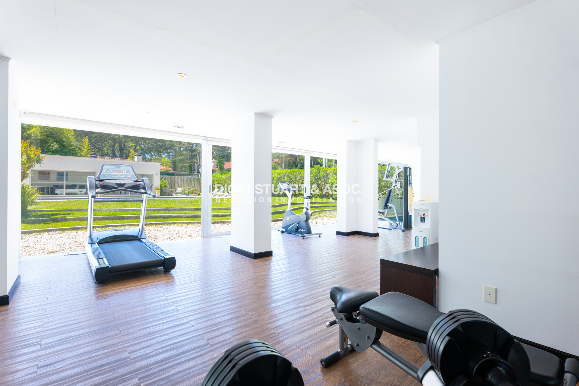 Apartamento ID.820 - APARTAMENTO EN VENTA EN PLAYA MANSA DE 2 DORMITORIOS CON PARRILLERO