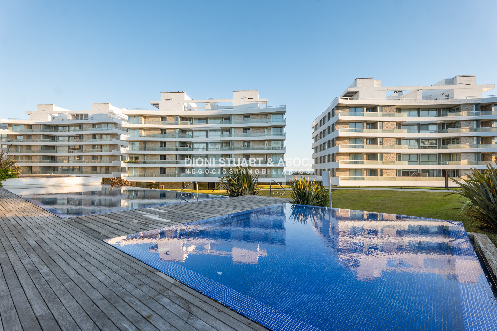 Apartamento ID.1017 - APARTAMENTO EN VENTA - PLAYA MANSA - LUMIERE - ESQUIENRO - 3 DORM + DEP. SERV